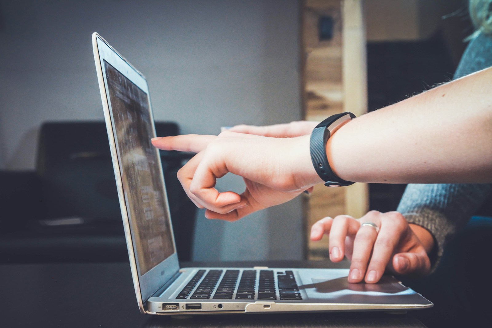 How to Use LinkedIn's Alumni Tool to Find a Warm Contact at Any Company